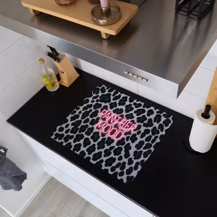 Panterprint - Zwart - Neonletters - Roze Inductie beschemer met haakjes middel -sfeer1
