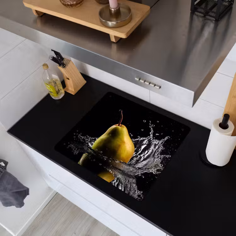 Peer - Fruit - Water - Zwart Inductie beschemer met haakjes middel -sfeer1