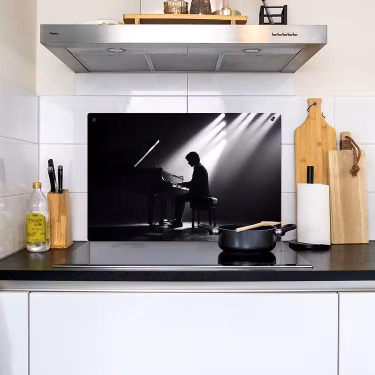 Persoon - Piano - Muziek - Zwart-wit - Podium Inductie beschemer met haakjes klein -sfeer2