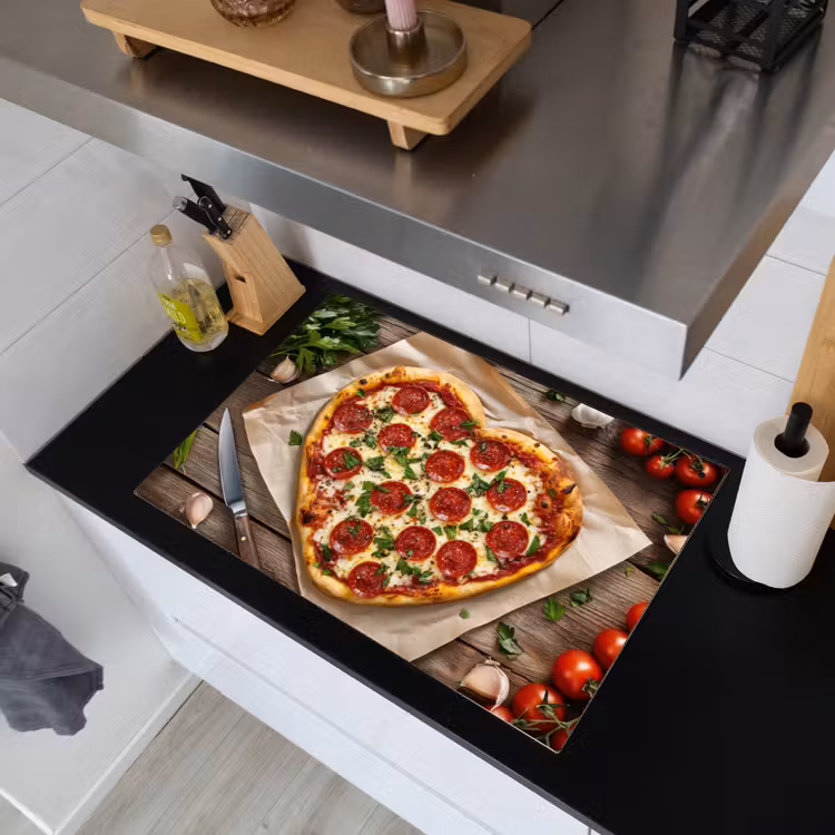 Pizza - Hart - Pepperoni - Tomaat Inductie beschemer met haakjes klein -sfeer1