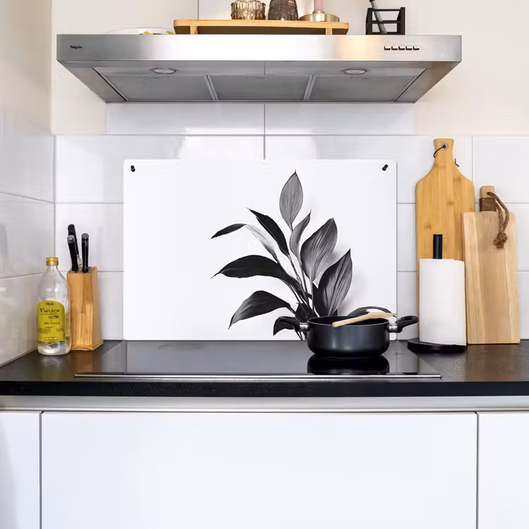 Plant - Bladeren - Minimalistisch - Zwart Inductie beschemer met haakjes klein -sfeer2