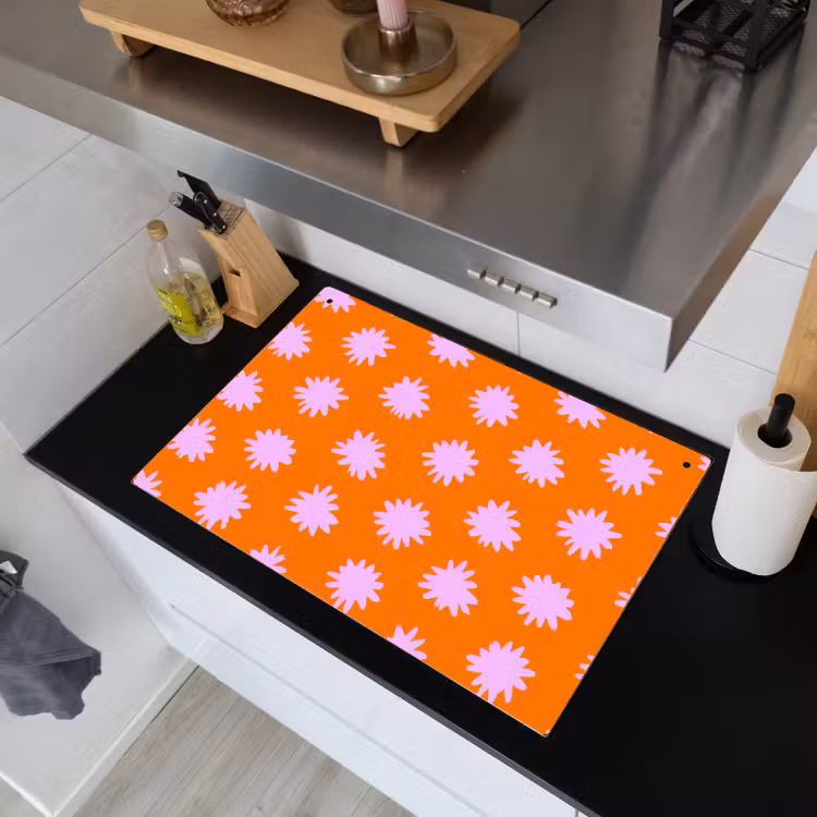 Retro - Bloemen - Oranje Inductie beschemer met haakjes klein 777 -sfeer1