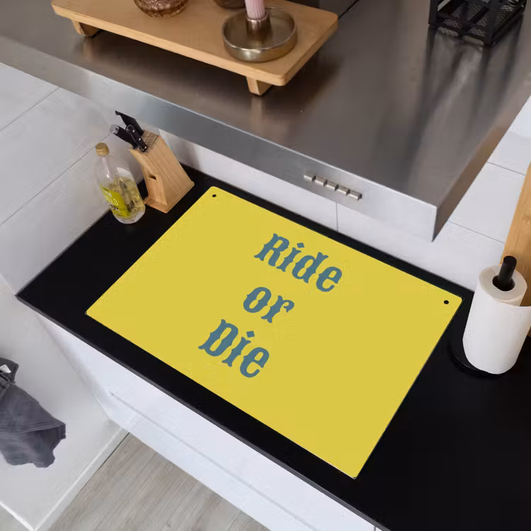 Ride or die - Geel - Blauw Inductie beschemer met haakjes klein -sfeer1