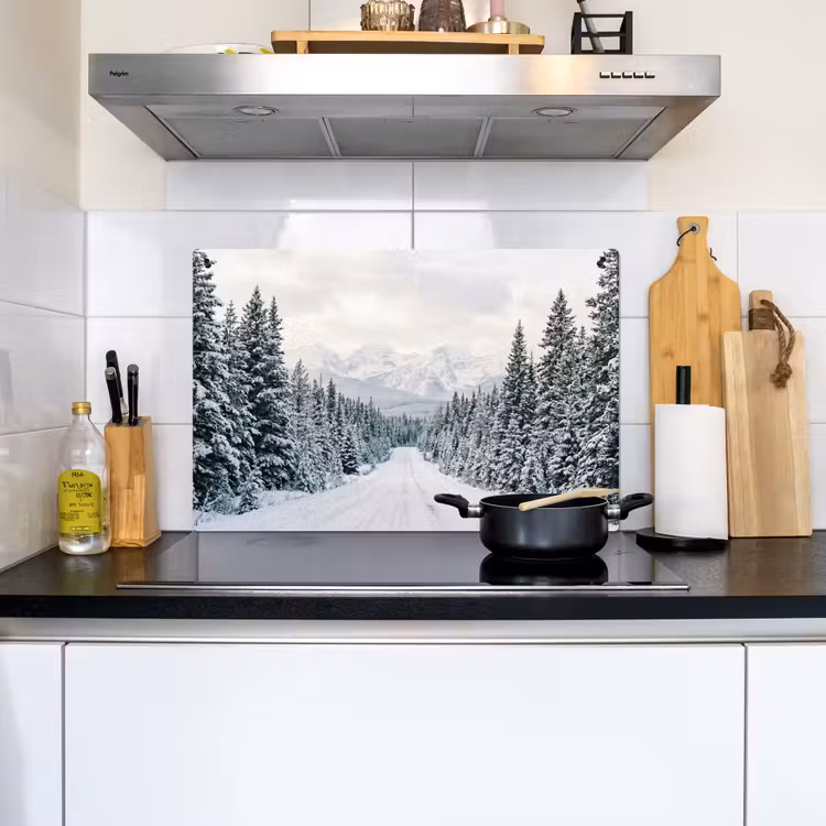 Weg - Sneeuw - Naaldbos - Winter - Avontuurlijk Inductie beschemer met haakjes klein -sfeer2