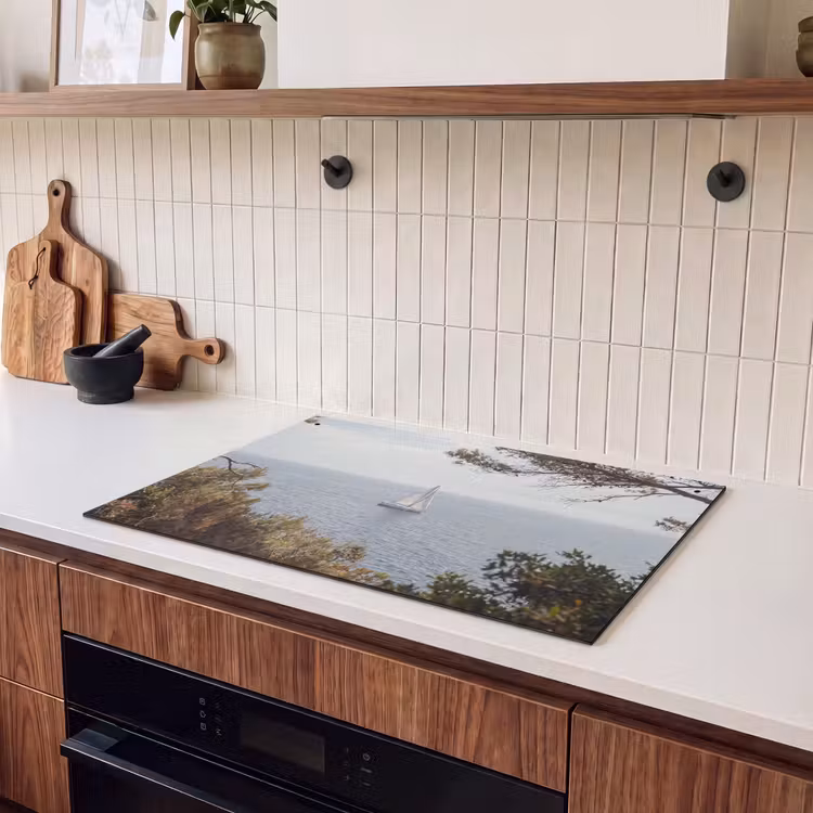 Induction Hob Cover & Splashback (2-in-1) - Sailboat - trees - water - Zeilboot - bomen - water Inductie beschemer met haakjes klein