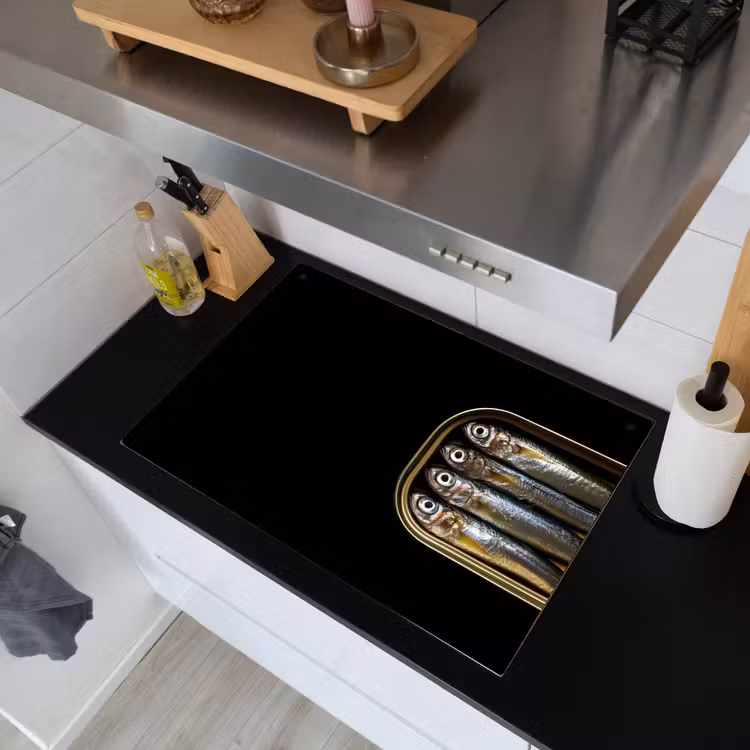 Sardines - Blik - Zwart - Vissen Inductie beschemer met haakjes klein -sfeer1