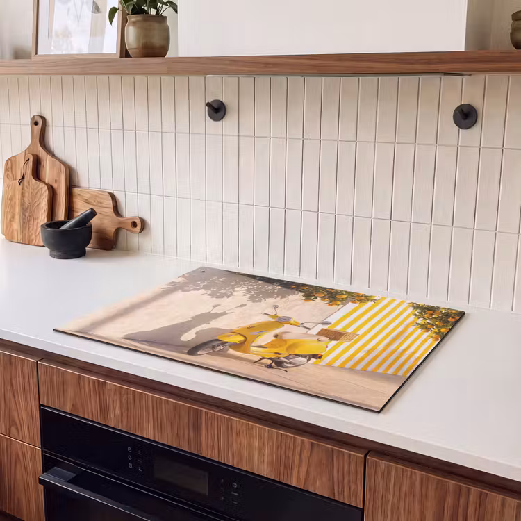 Scooter - Natuur - Zomer - Geel - Mediterraan Inductie beschemer met haakjes klein -sfeer1