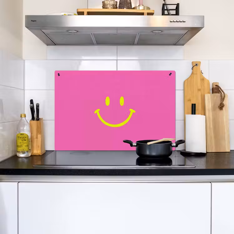 Smiley - Vrolijk - Roze Inductie beschemer met haakjes klein -sfeer2
