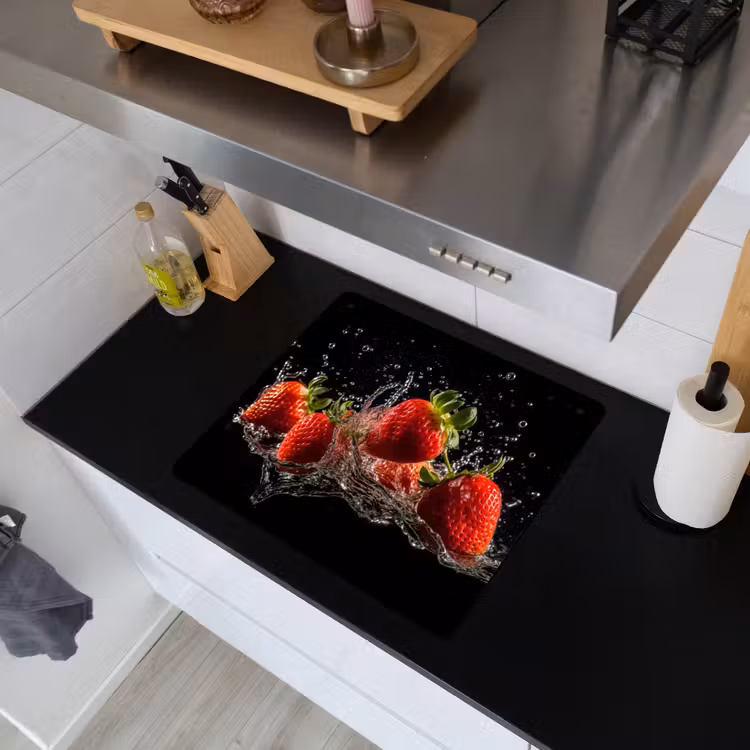 Aardbeien - Fruit - Rood - Water - Zwart Inductie beschemer met haakjes middel -sfeer1