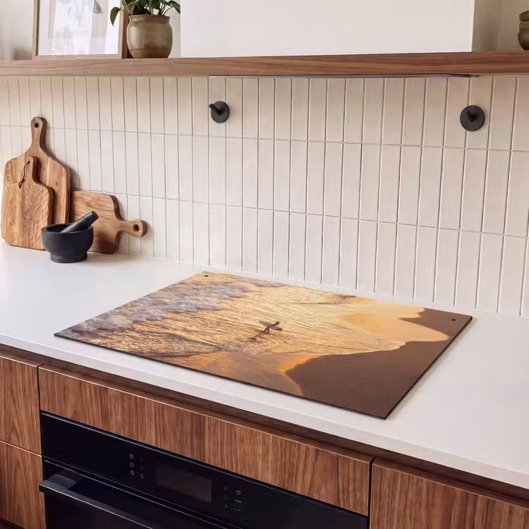 Surfer - Strand - Zonsondergang - Oceaan - Goud Inductie beschemer met haakjes klein -sfeer1