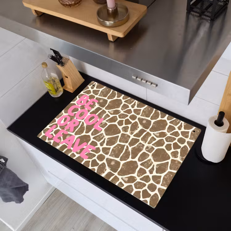 Tekst - Be cool or leave - Roze - Giraffenprint Inductie beschemer met haakjes klein -sfeer1