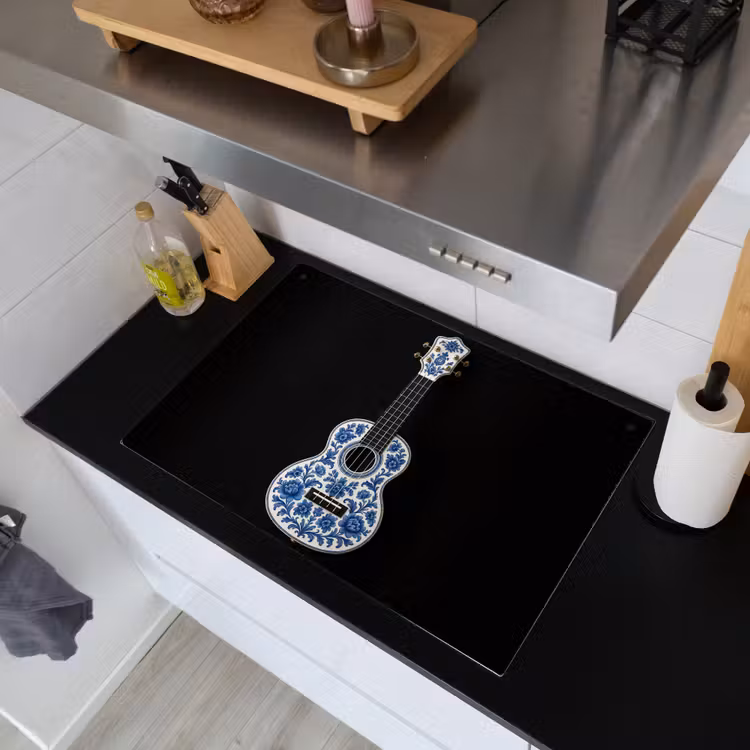 Ukelele - Delfts - Blauw - Muziek Inductie beschemer met haakjes klein -sfeer1
