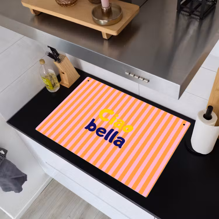 Verticaal - Strepen - Oranje - Ciao bella Inductie beschemer met haakjes klein -sfeer1