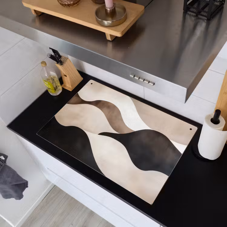 Golven - Abstract - Beige Inductie beschemer met haakjes klein -sfeer1
