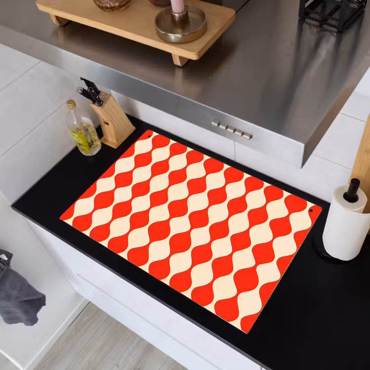 Golvend patroon - Retro - Rood - Beige Inductie beschemer met haakjes klein 777 -sfeer1