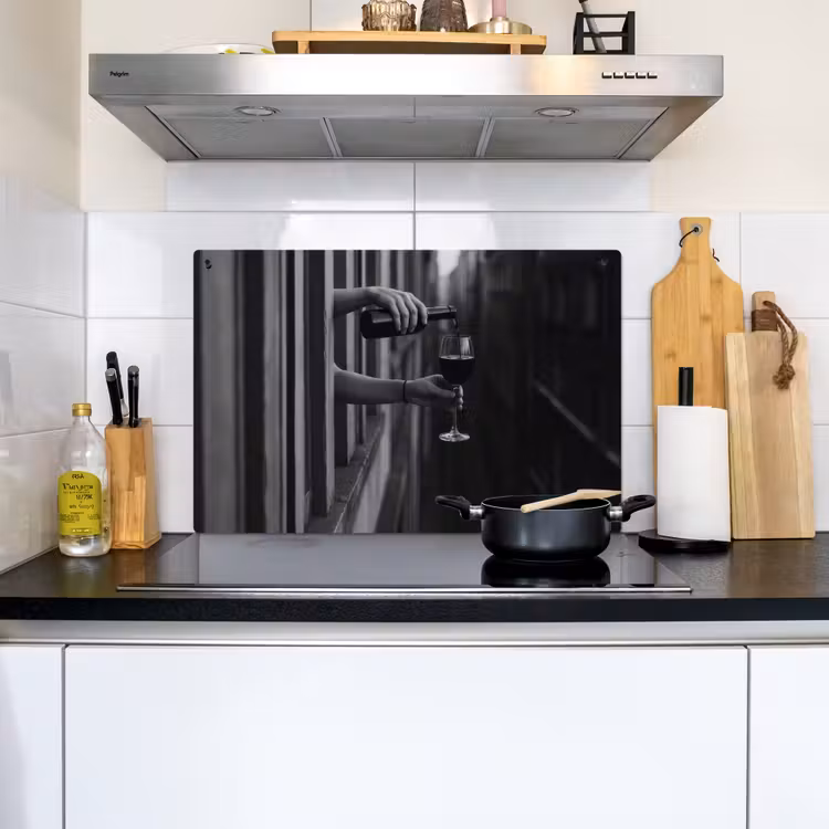Wijnfles - Glas - Handen - Raam Inductie beschemer met haakjes klein -sfeer2