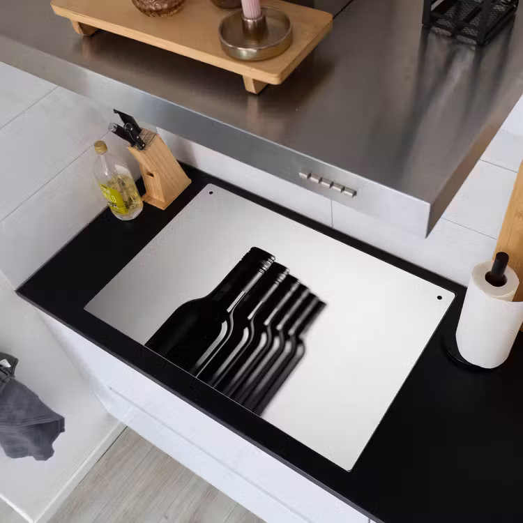 Wijnflessen - Zwart - Minimalistisch Inductie beschemer met haakjes klein -sfeer1