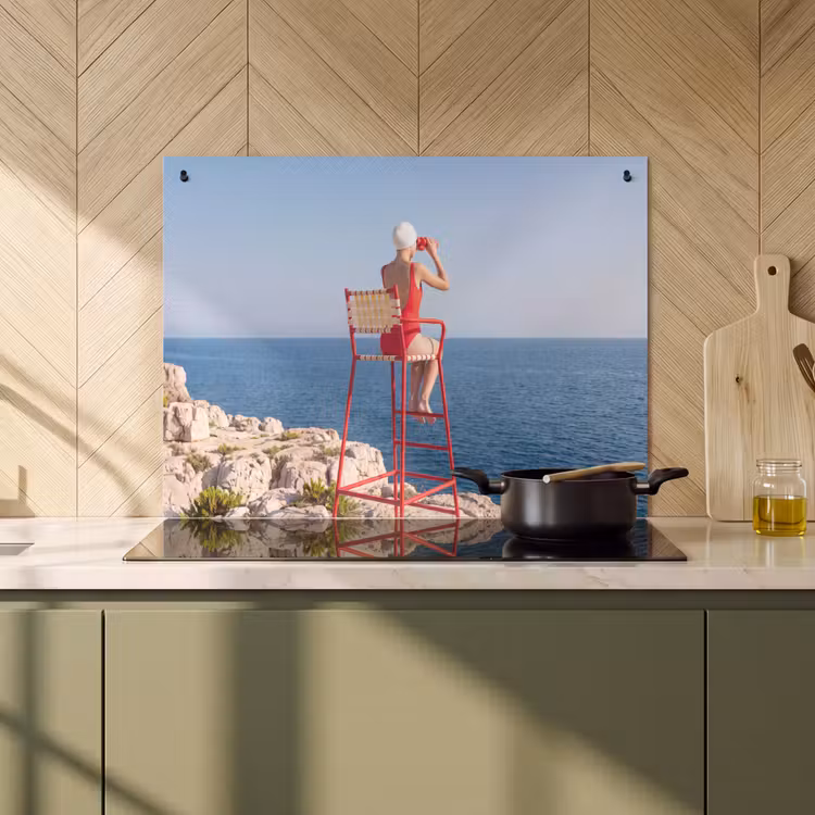 Vrouw - Zee - Kust - Verrekijker - Rood Inductie beschemer met haakjes klein -sfeer2
