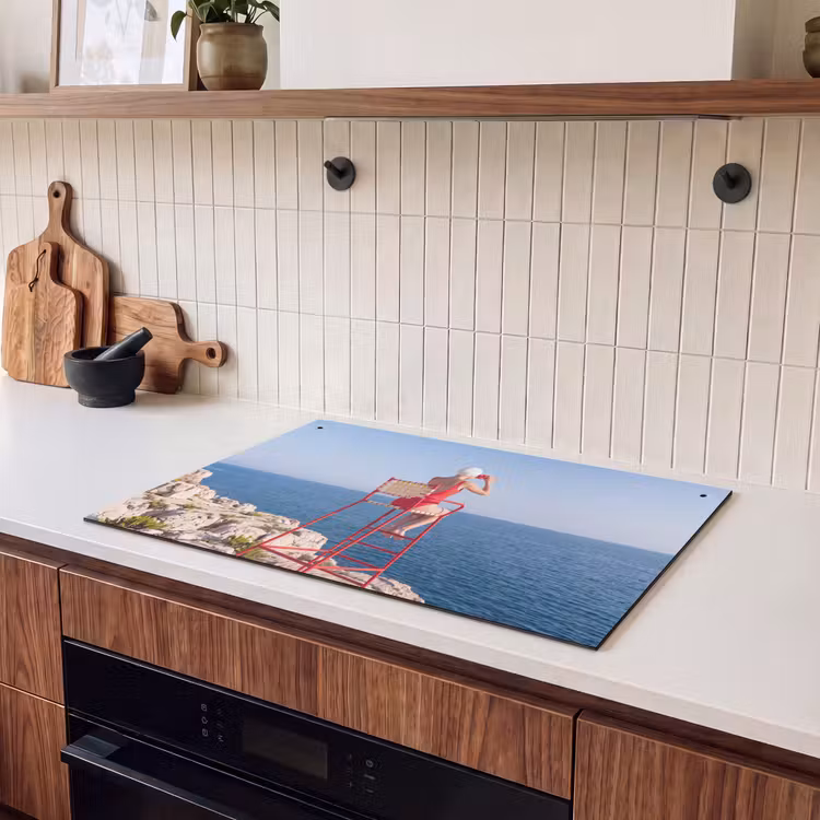 Vrouw - Zee - Kust - Verrekijker - Rood Inductie beschemer met haakjes klein -sfeer1
