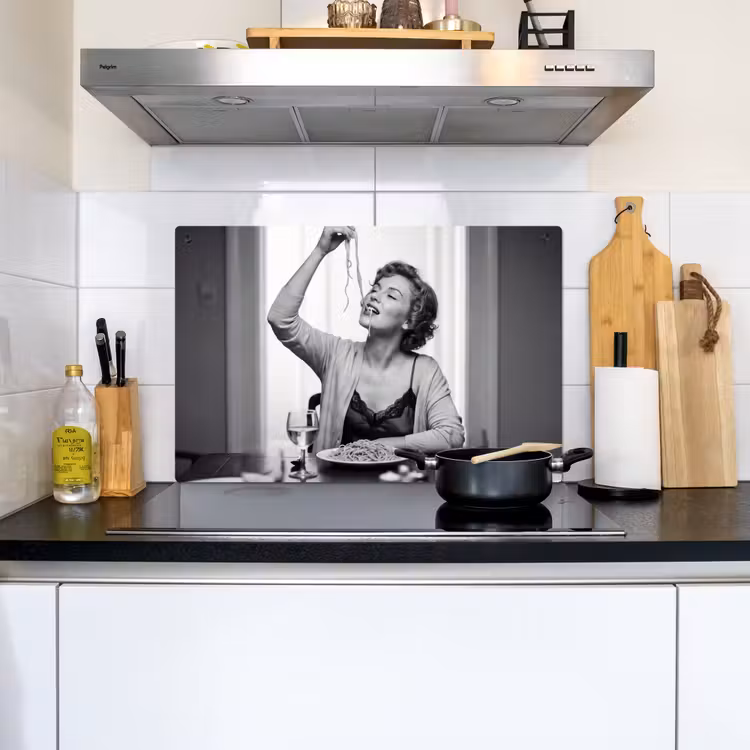 Vrouw - Spaghetti - Zwart - Wit Inductie beschemer met haakjes klein -sfeer2