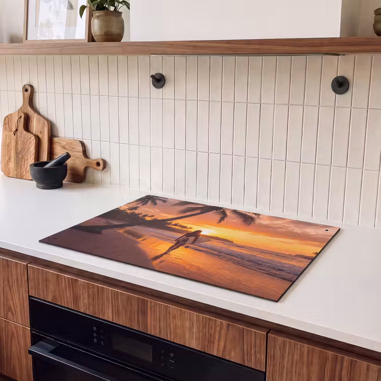 Vrouw - Surfplank - Strand - Zonsondergang - Oranje Inductie beschemer met haakjes klein -sfeer1