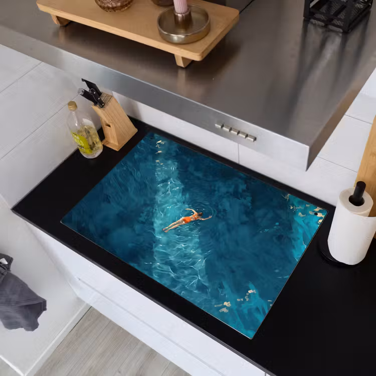 Vrouw - Water - Bikini - Oranje Inductie beschemer met haakjes klein -sfeer1