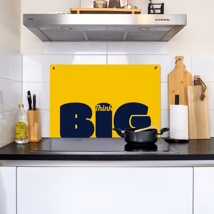 Geel - Think big - Grafisch Inductie beschemer met haakjes klein -sfeer2