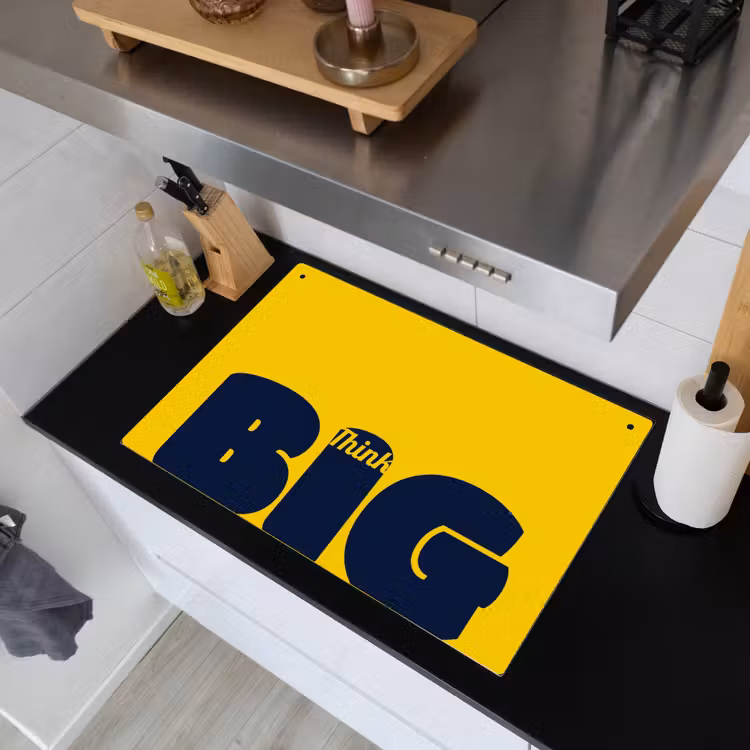 Geel - Think big - Grafisch Inductie beschemer met haakjes klein -sfeer1