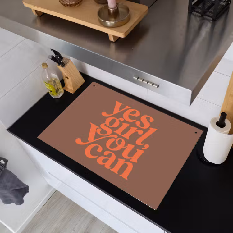 Yes girl you can - Oranje - Bruin Inductie beschemer met haakjes klein -sfeer1