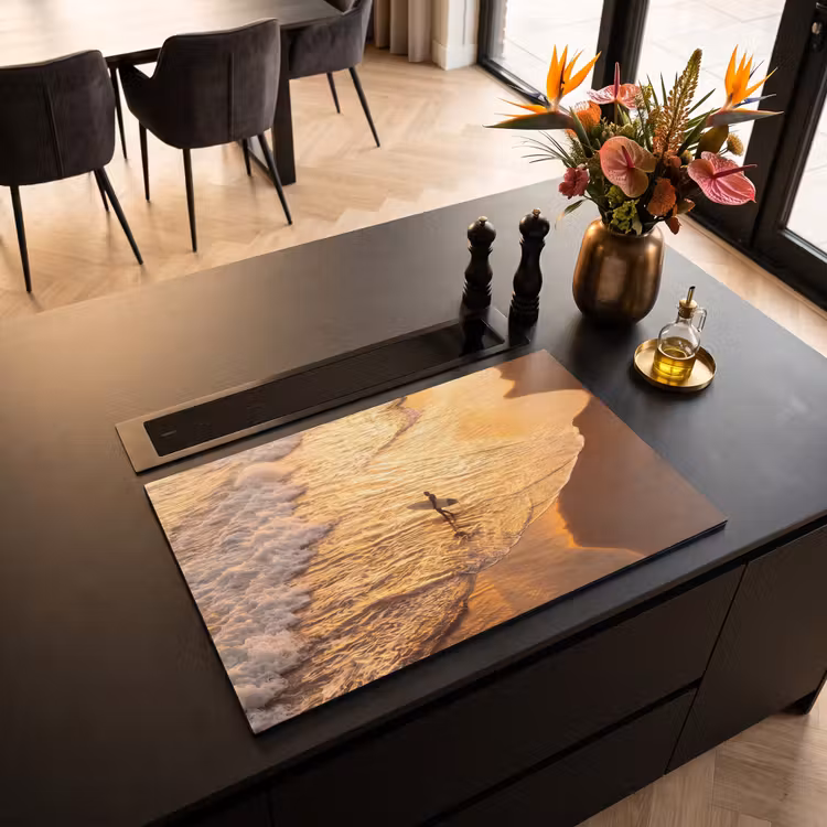 Surfer - Strand - Zonsondergang - Oceaan - Goud Inductie beschermer vinyl 3mm klein -sfeer5