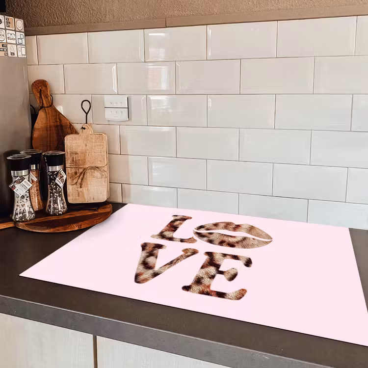 Tekst - Love - Pantervacht - Lichtroze Inductie beschermer vinyl 3mm klein -sfeer3