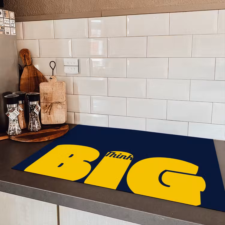 Think big - Blauw - Geel Inductie beschermer vinyl 3mm klein -sfeer3