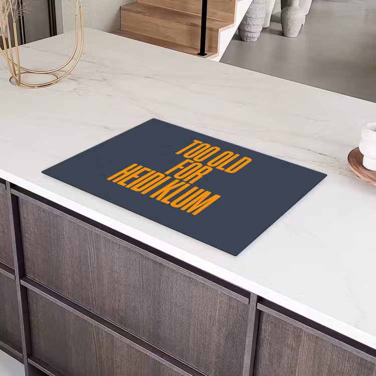 Too old for heidi klum - Geel - Blauw Inductie beschermer vinyl 3mm klein -sfeer8