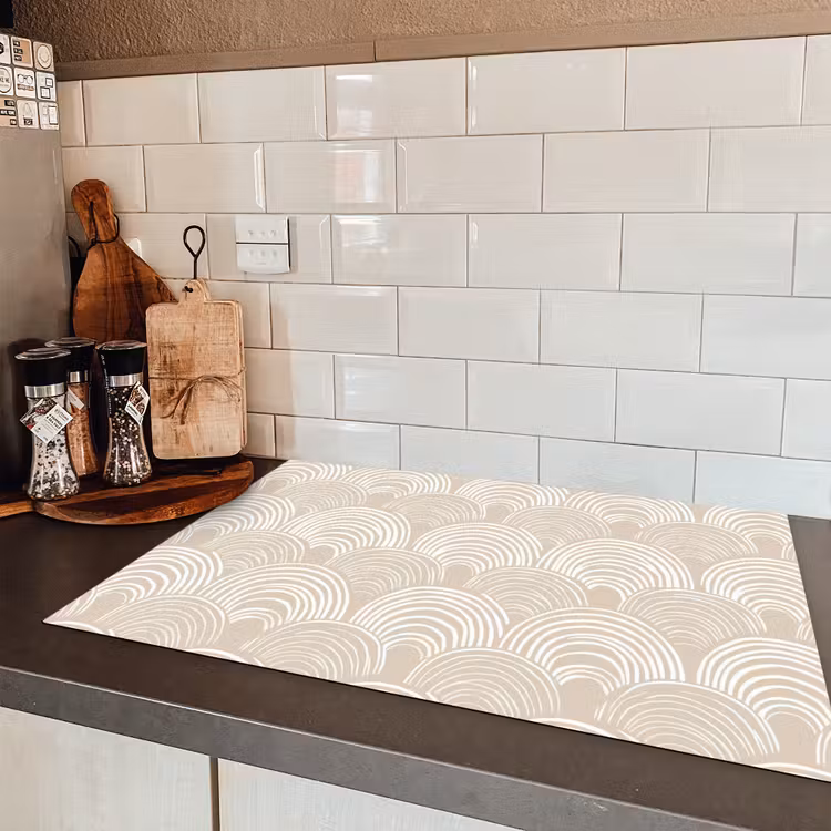 Golven - Structuur - Beige Inductie beschermer vinyl 3mm klein 276 -sfeer3