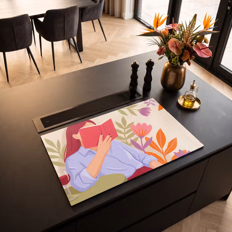 Vrouw - Lezen - Thuis - Modern - Bloemen Inductie beschermer vinyl 3mm klein -sfeer5