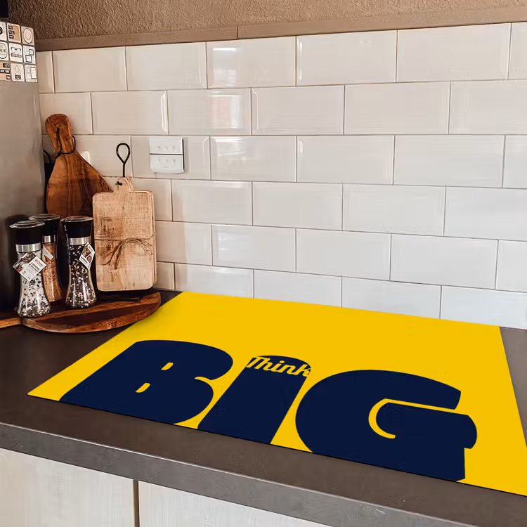Geel - Think big - Grafisch Inductie beschermer vinyl 3mm klein -sfeer3