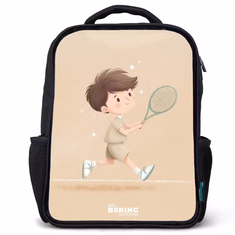 Jongen speelt tennis op zandkleurige achtergrond Rugzak - Zwart middel -3d