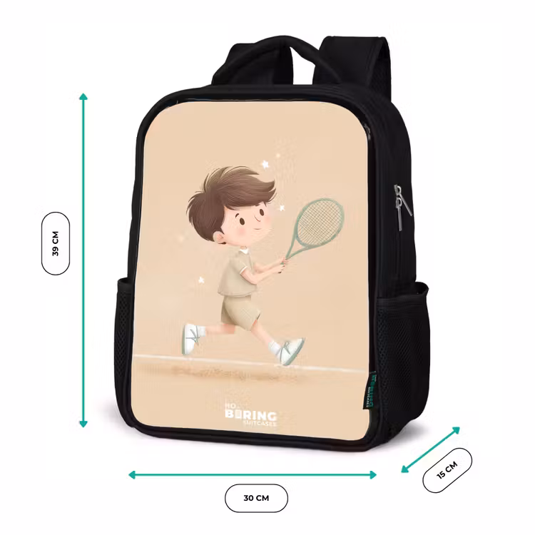 Jongen speelt tennis op zandkleurige achtergrond Rugzak - Zwart middel -productfoto_formaten