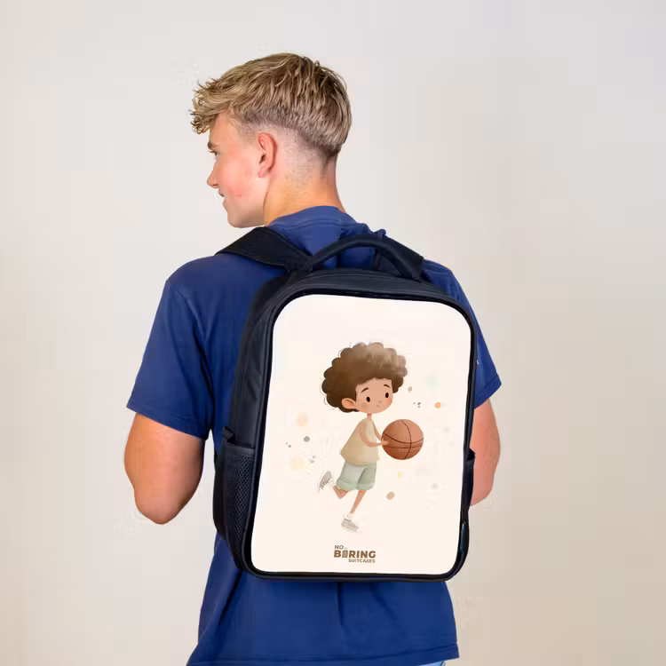 Jongen met een basketbal in beige kleuren Rugzak - Zwart middel -sfeer8