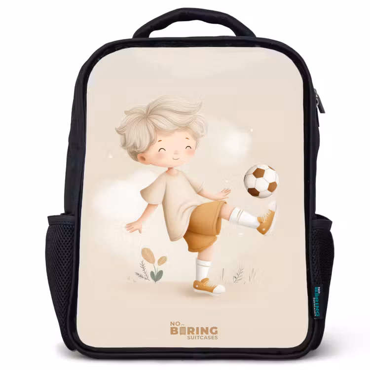 Jongen met een voetbal in beige kleuren Rugzak - Zwart middel -3d