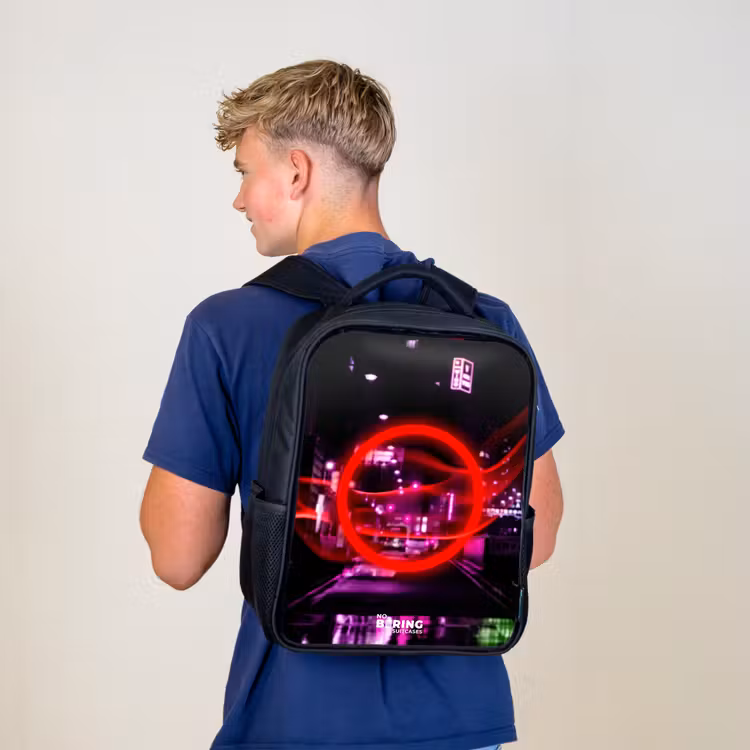 Felrode cirkel boven een neonverlichte stad Rugzak - Zwart middel -sfeer8