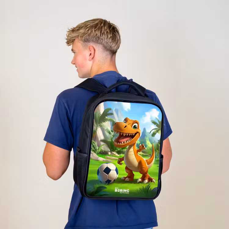 Dino met een voetbal in groen landschap Rugzak - Zwart middel -sfeer8