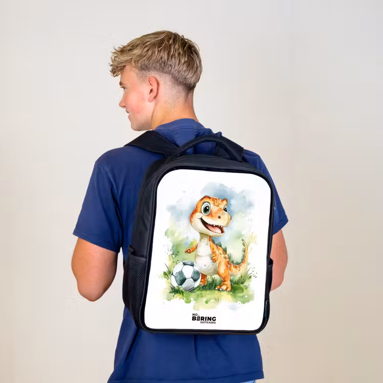 Dino met voetbal in kleurrijk veld Rugzak - Zwart middel -sfeer8
