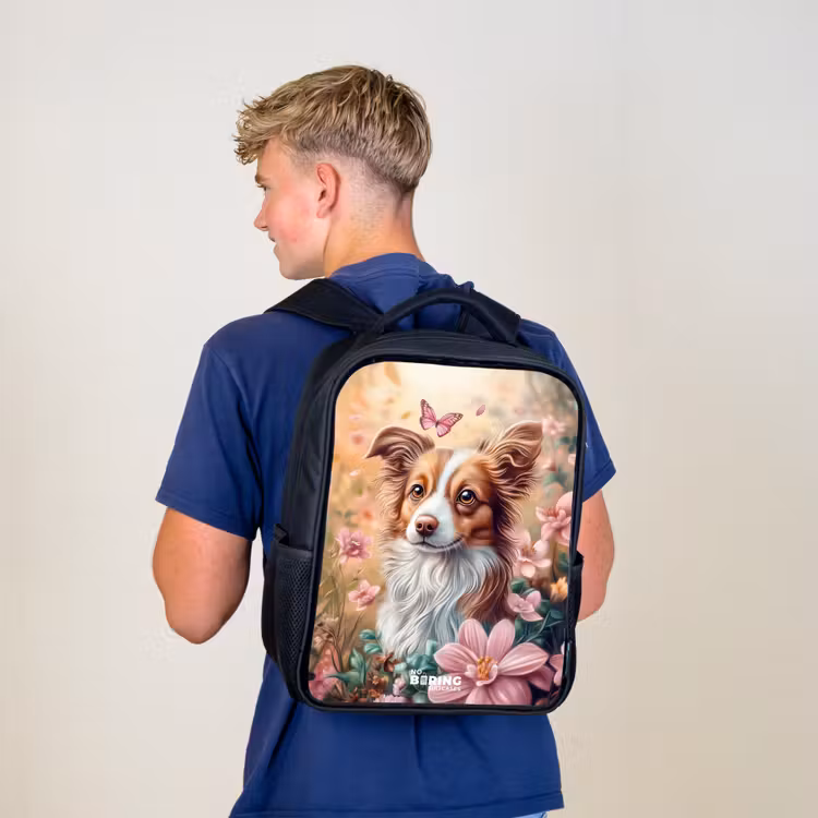 Hond in bloemenveld met vlinders Rugzak - Zwart middel -sfeer8