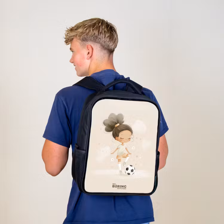 Meisje met een voetbal in beige kleuren Rugzak - Zwart middel -sfeer8