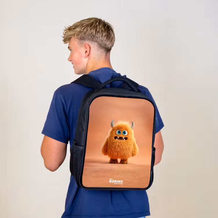 Oranje Pluizig Monster met Hoorns Rugzak - Zwart middel -sfeer8