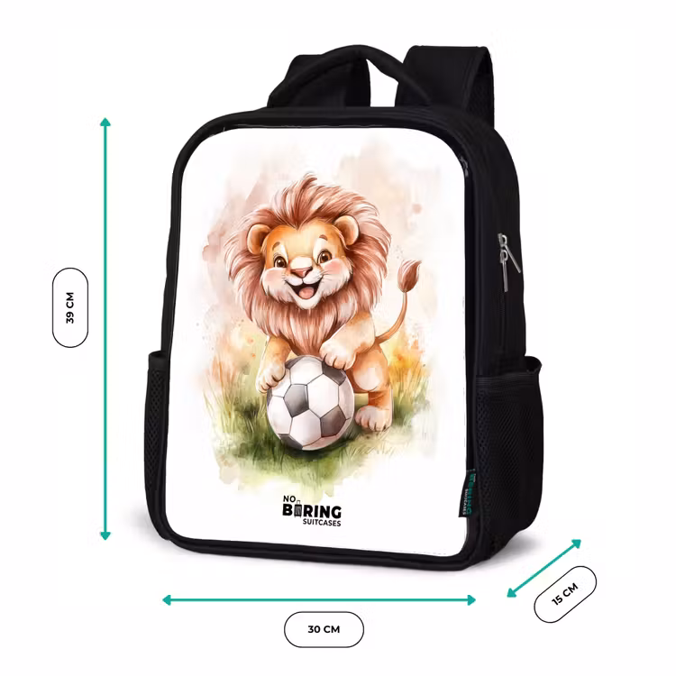 Speelse leeuw met voetbal op grasveld Rugzak - Zwart middel -productfoto_formaten