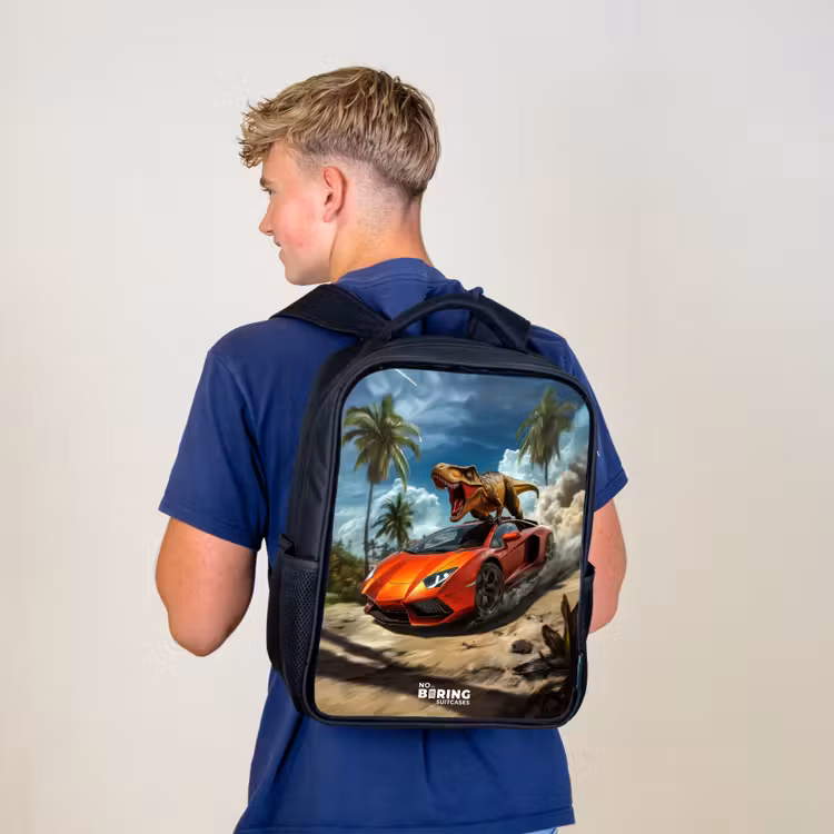 Rode sportauto met dino raast door tropisch strand Rugzak - Zwart middel -sfeer8