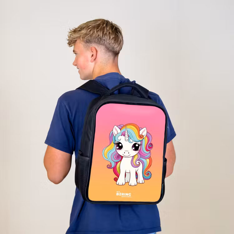 Kleine eenhoorn met regenboog kleuren Rugzak - Zwart middel -sfeer8