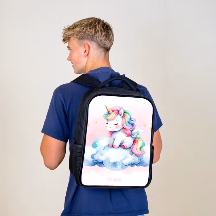 eenhoorn met regenboogmanen op een wolk Rugzak - Zwart middel -sfeer8